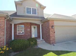 15 Laurel Wood Dr, Bloomington, IL 61704