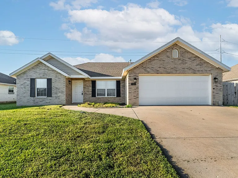 740 Dogwood St — Photo 1