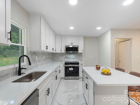 4th image of 3900 Colebrook Rd