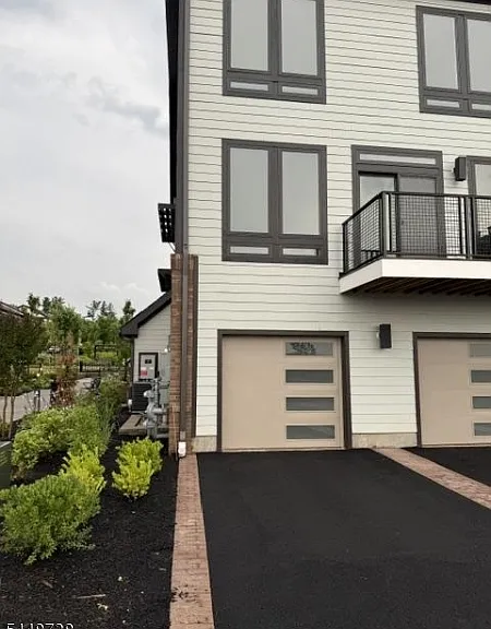 112 Village Dr — Photo 2
