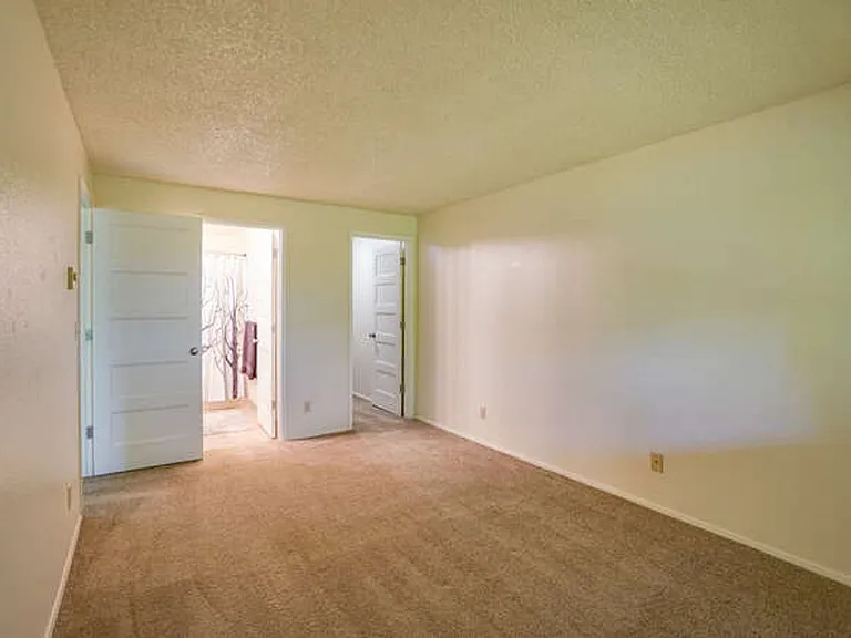 Sussex Village Apartments — Photo 39