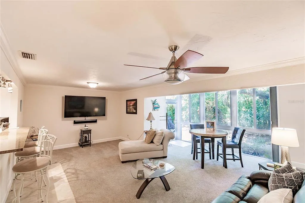 2 bed, 2.0 bath, 1310 sqft, $8,010 — Photo 4