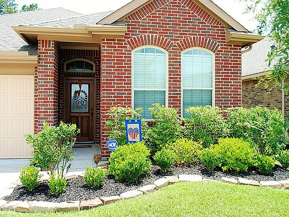 Beautifully landscaped, elegantly designed! Mahogany front door with leaded glass is an attractive u