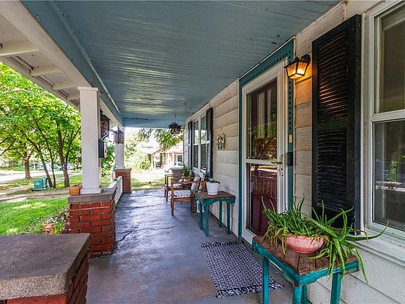4th image of 1116 W Maple Ave