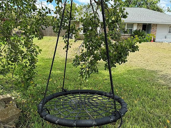 3rd image of 111 Finch Ln