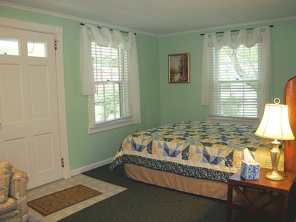 Queen Bed adjoining the main sitting room 