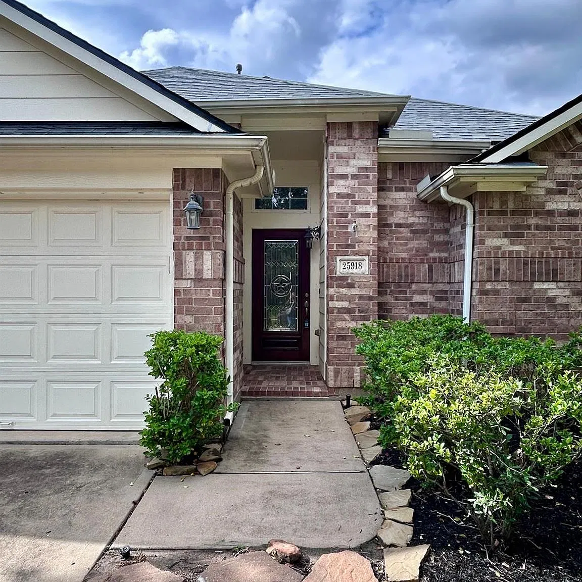 3 bed, 2.0 bath, 1614 sqft, $2,200 — Photo 2