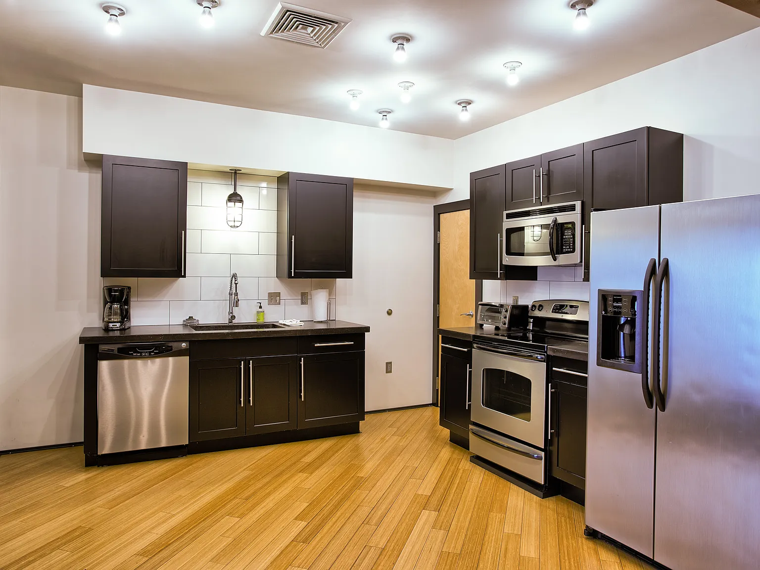 2 bed, 1300 sqft, $2,500 — Photo 2