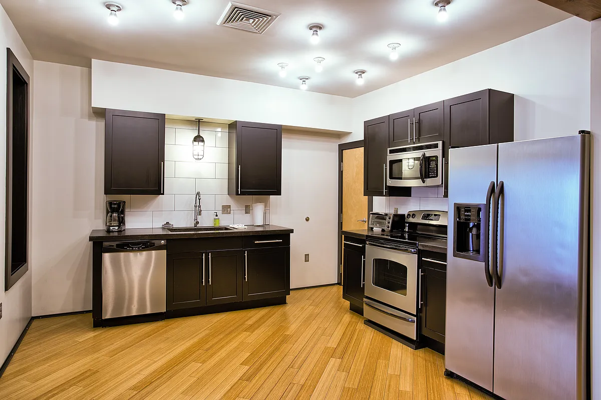 Building Photo - 215 E 3rd St #3D