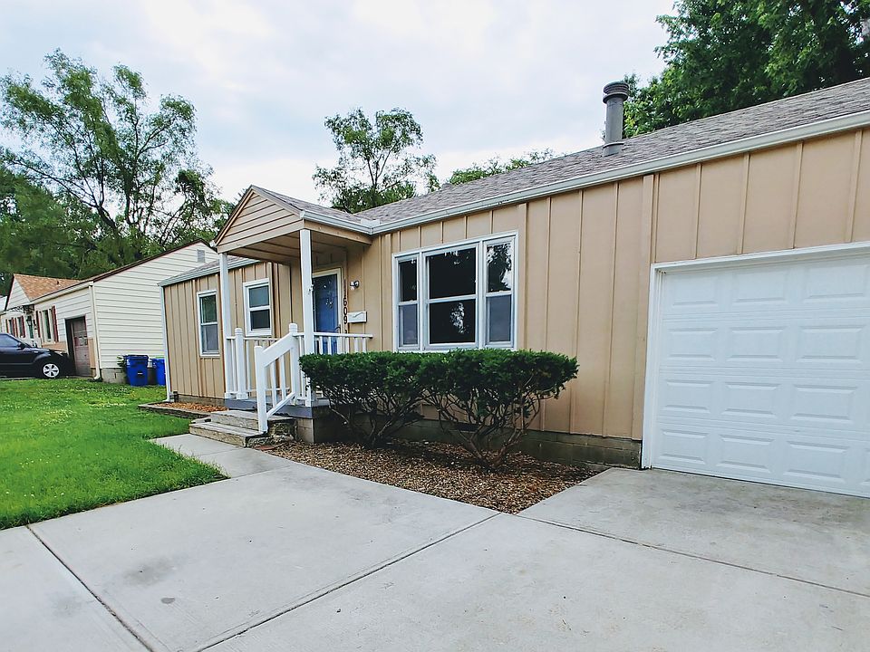 Concrete driveway (2 cars)