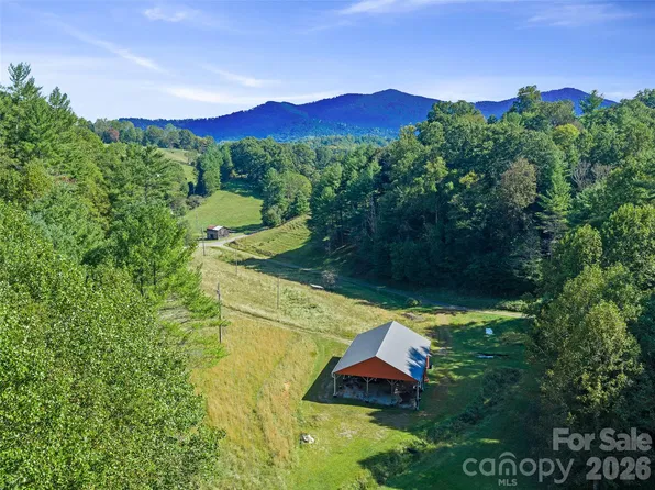 210 Fog Hollow Dr, Green Mountain, NC 28740