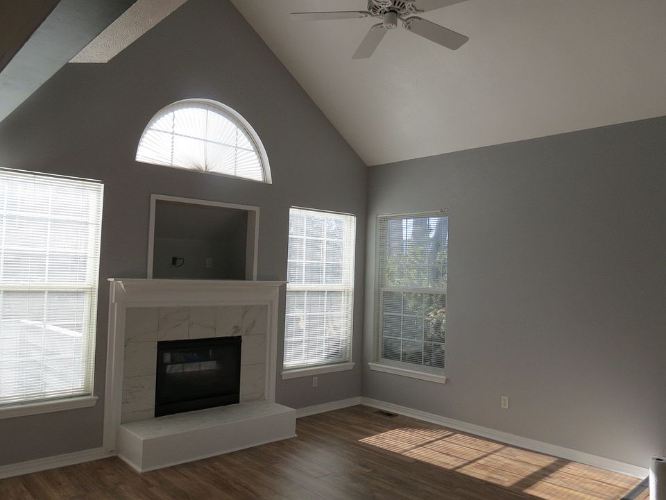 Living room w/ gas fireplce