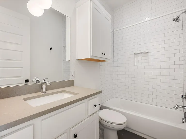 308 E 19th 1/2 St #308 — Photo 24