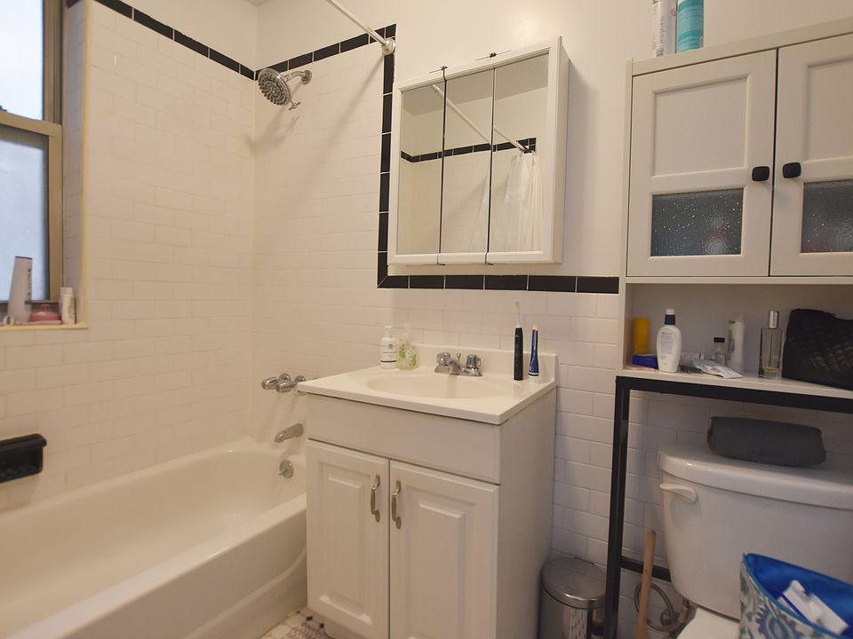 2nd image of 1 Bank St APT 4D