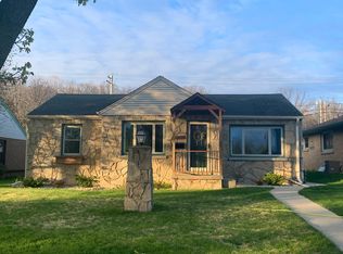 10515 W Hibbard Ave, Wauwatosa, WI 53226