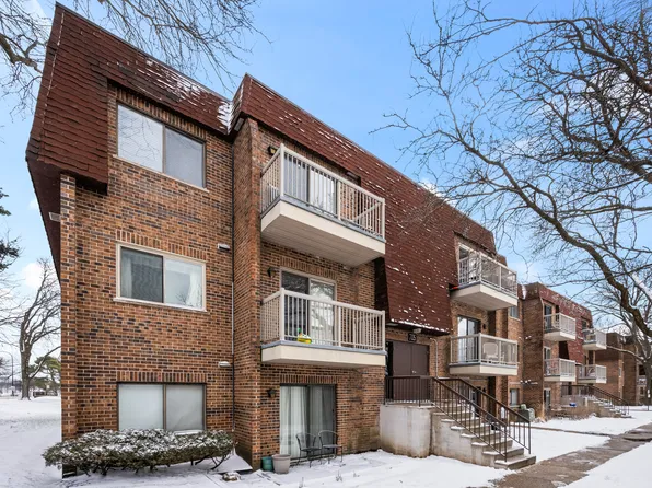 705 W Central Rd #2A8, Mount Prospect, IL 60056