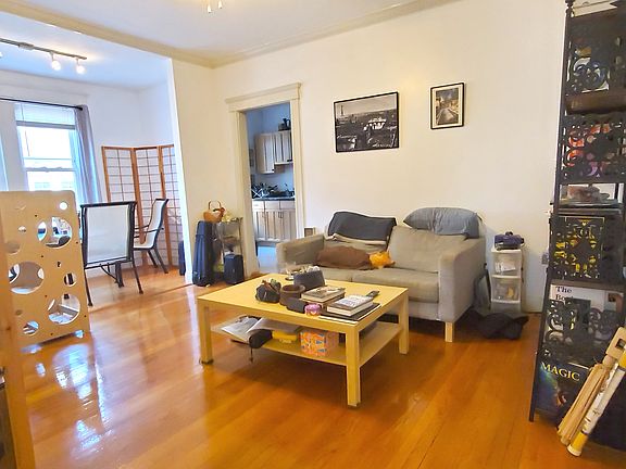 3rd image of 134 Sutherland Rd APT 2