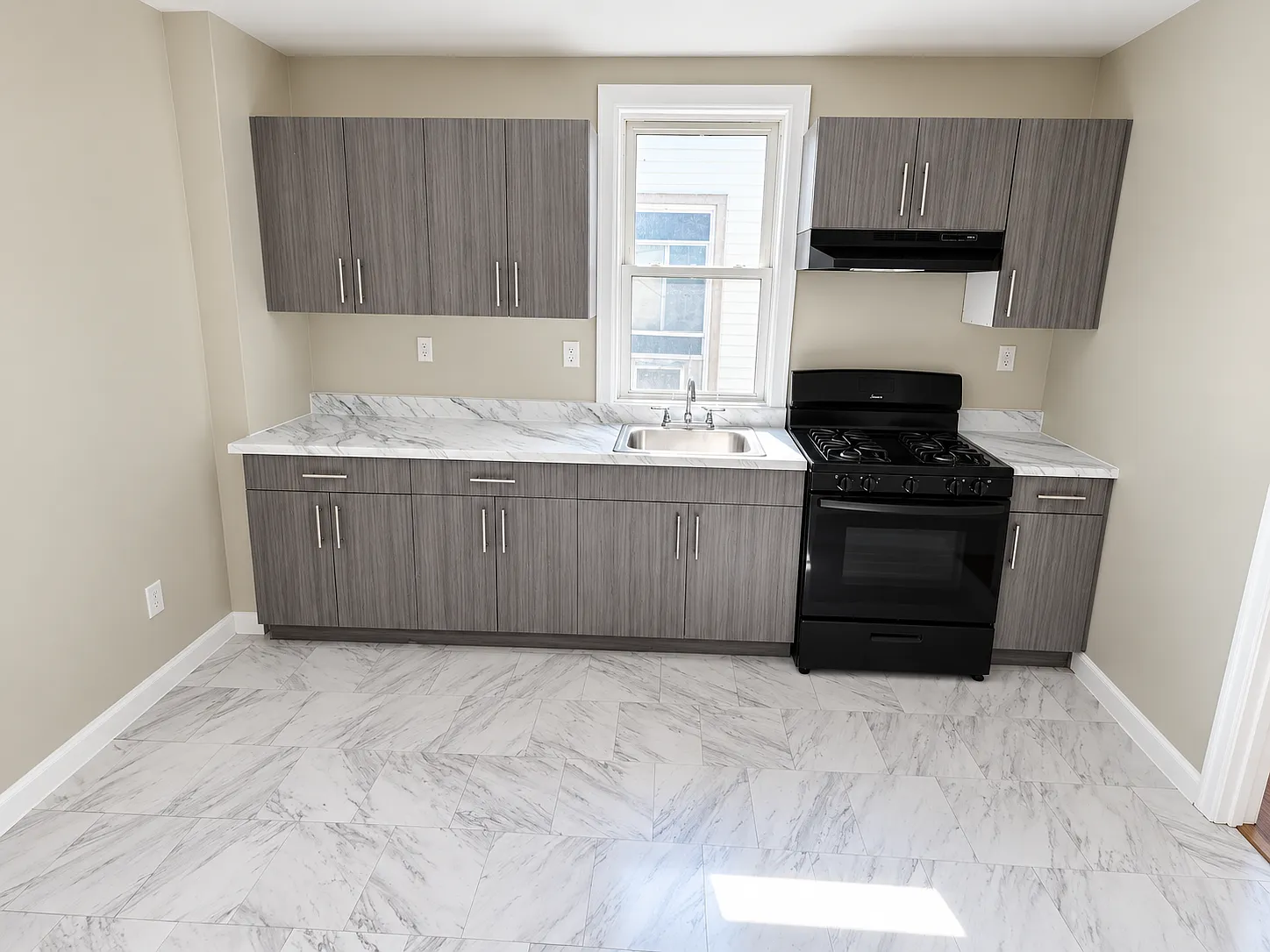 3 bed, 1200 sqft, $2,095 — Photo 2