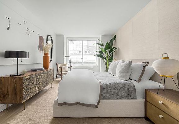 4th image of 70 W 37th St #2209