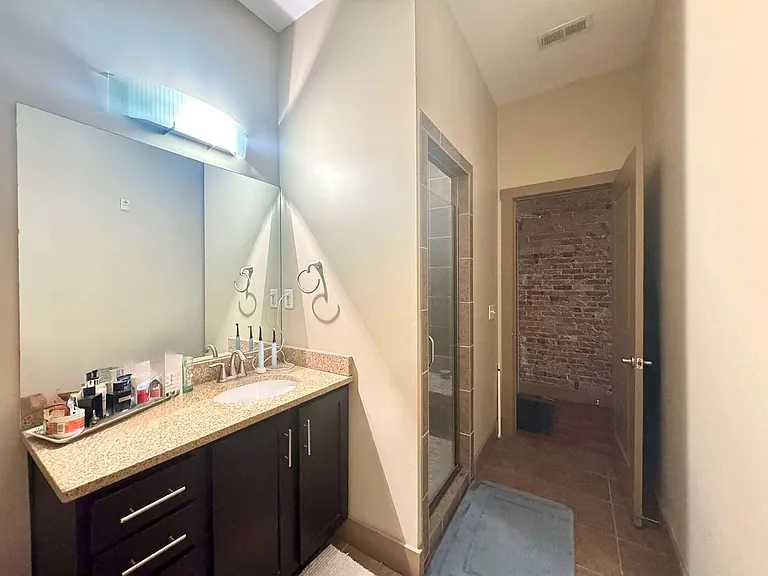 641 Walnut St Apartments — Photo 5
