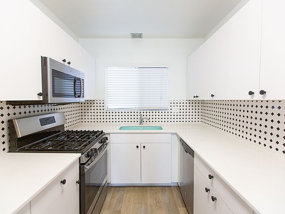 3rd image of 325 W Pasadena Ave #13