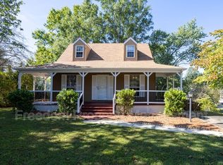5685 Roundtree Dr, Woodbridge, VA 22193