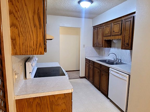 3rd image of 3006 Hilldale Dr