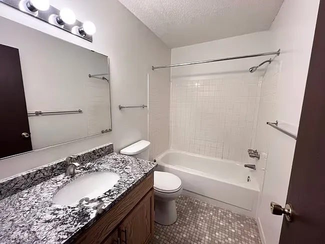 Lake Cove Village Apartments — Photo 11