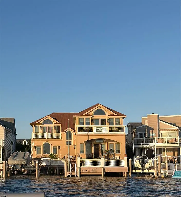 4 bed, 3.5 bath, 3300 sqft, $12,000 — Photo 2