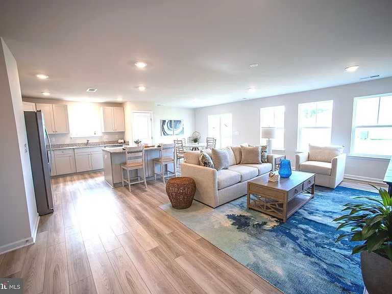 535 Hall Dr — Photo 8