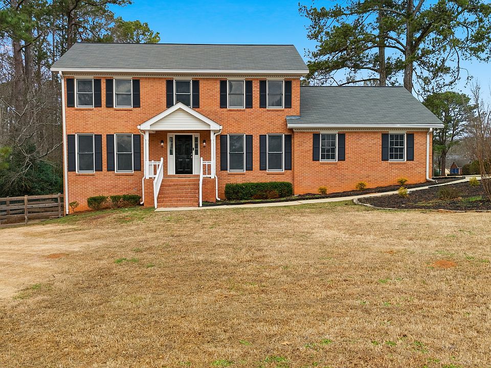 1st image of 560 Clubhouse Dr SE