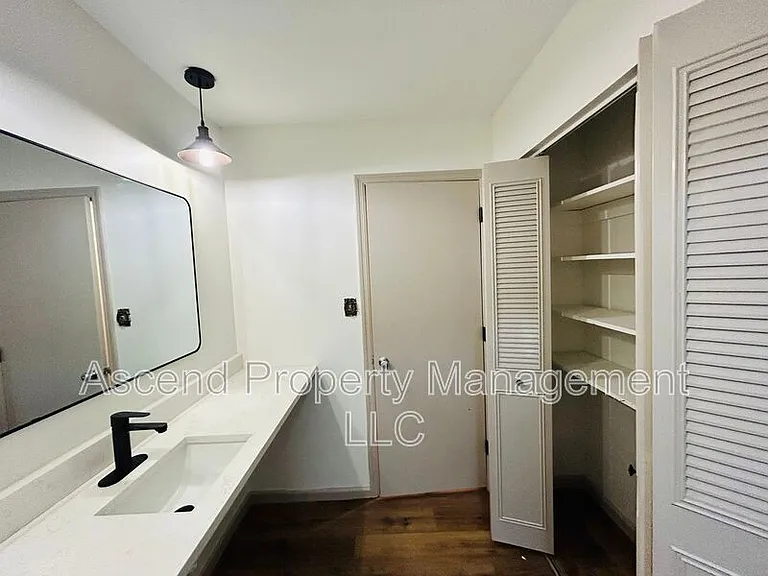370 Julian Rd — Photo 10
