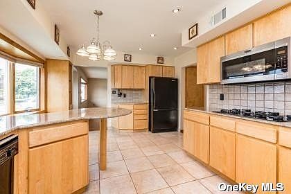 4th image of 29 Amherst Ln