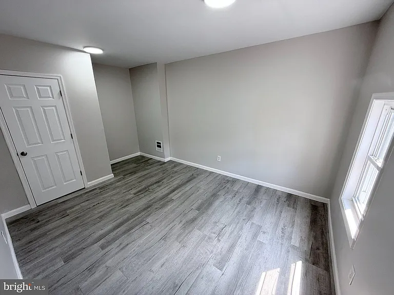 1325 W Norwegian St — Photo 16