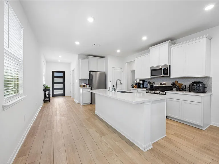 685 Papaya Dr — Photo 3