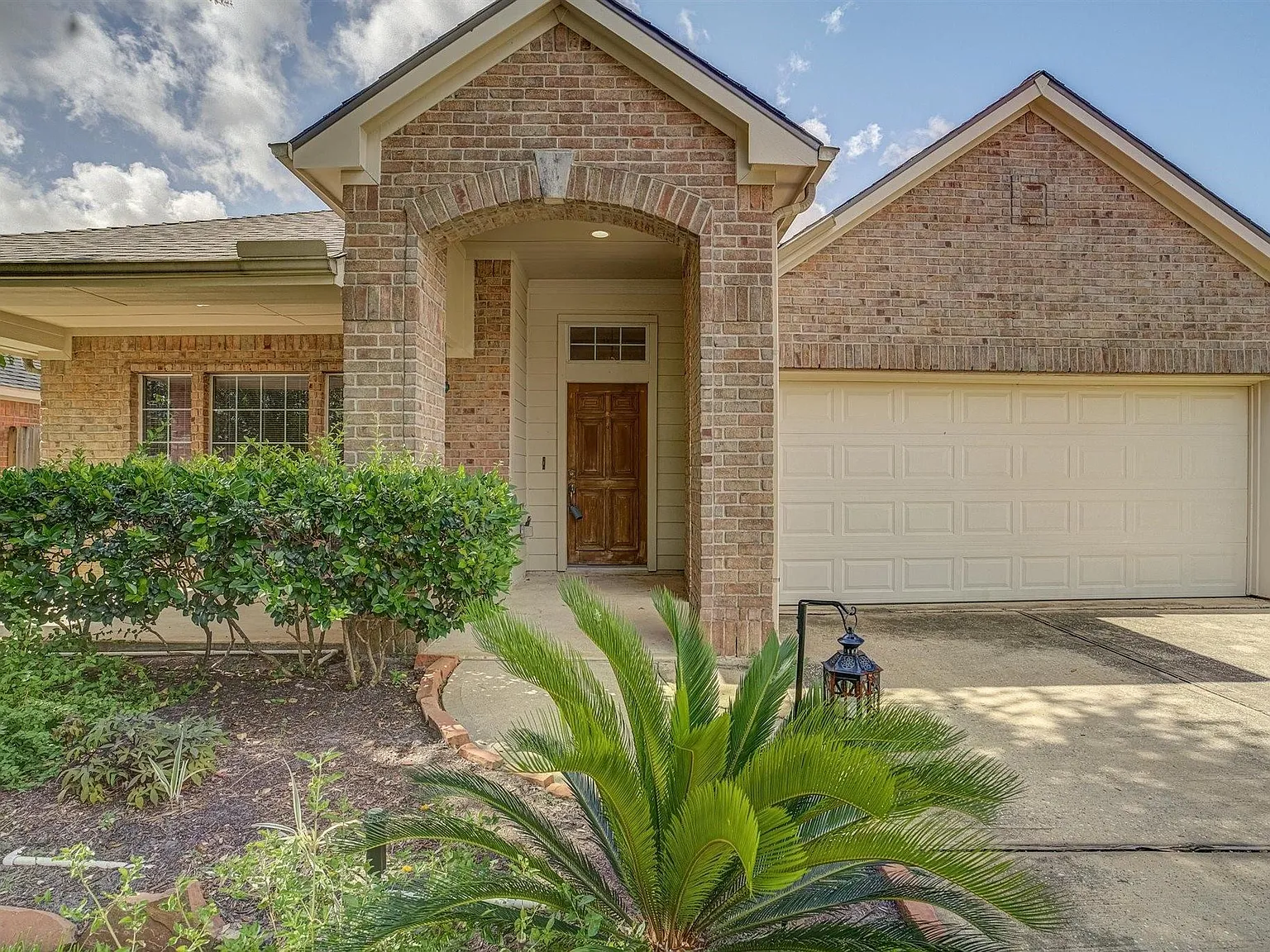 3 bed, 2.0 bath, 2223 sqft, $1,950 — Photo 2