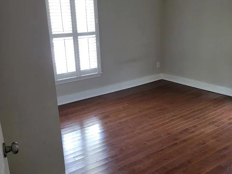 219 E South St — Photo 9