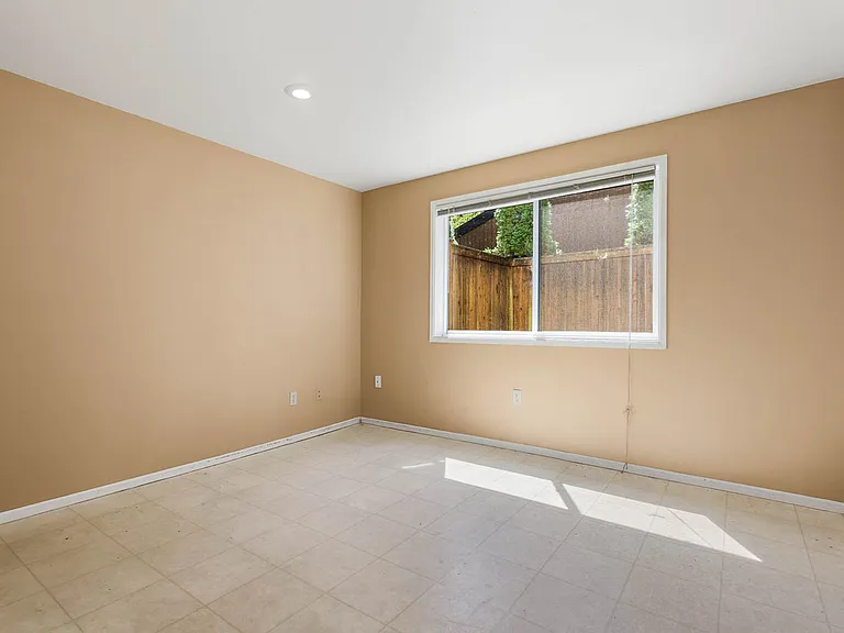 14006 NE 62nd St — Photo 16