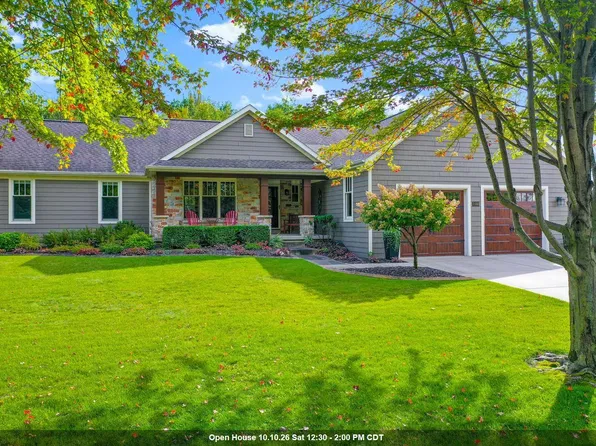 1000 Crown Pointe Cir, Suamico, WI 54173
