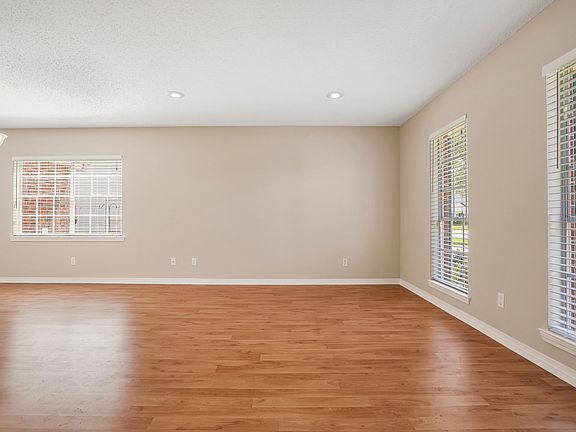 5th image of 104 Honeywood Dr