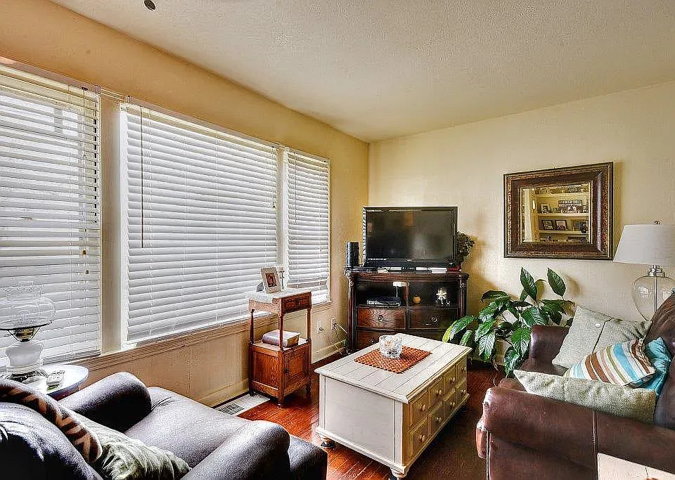 2 bed, 1.5 bath, 825 sqft, $1,495 — Photo 3