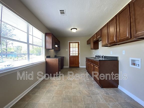 3rd image of 900 Leacrest Ave