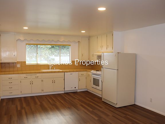 4th image of 738 Carmelita Dr