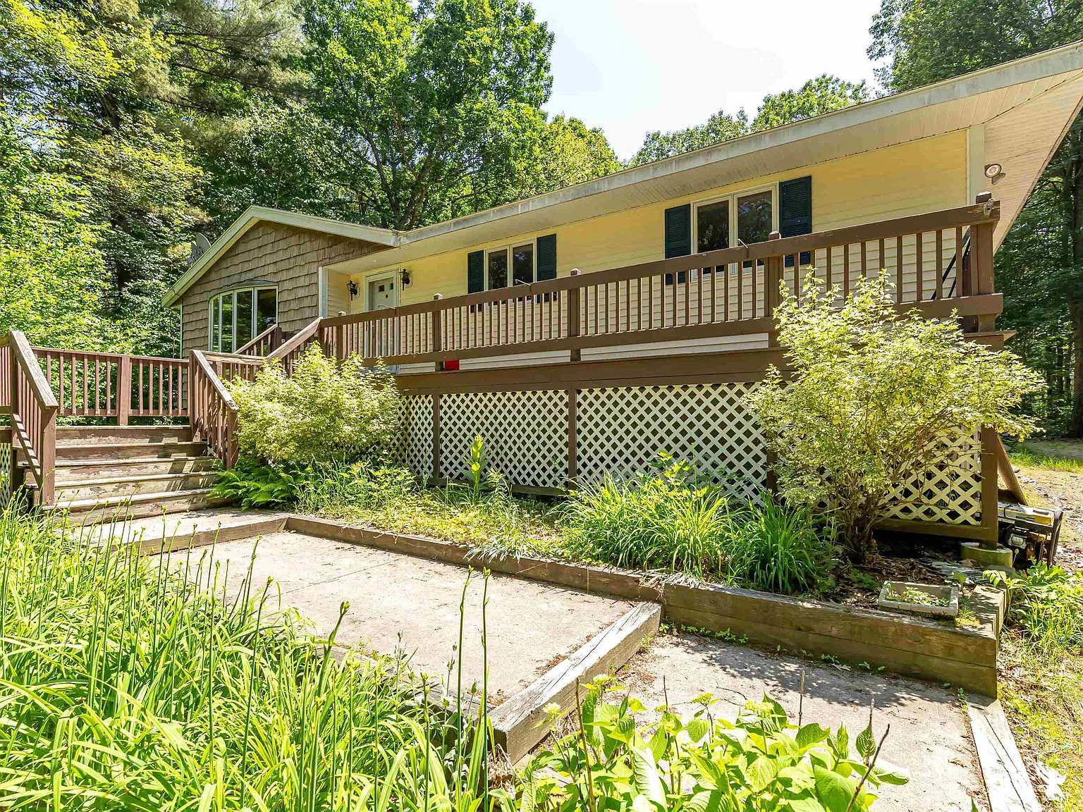 3 bed, 1.0 bath, 2328 sqft, $2,500 — Photo 1