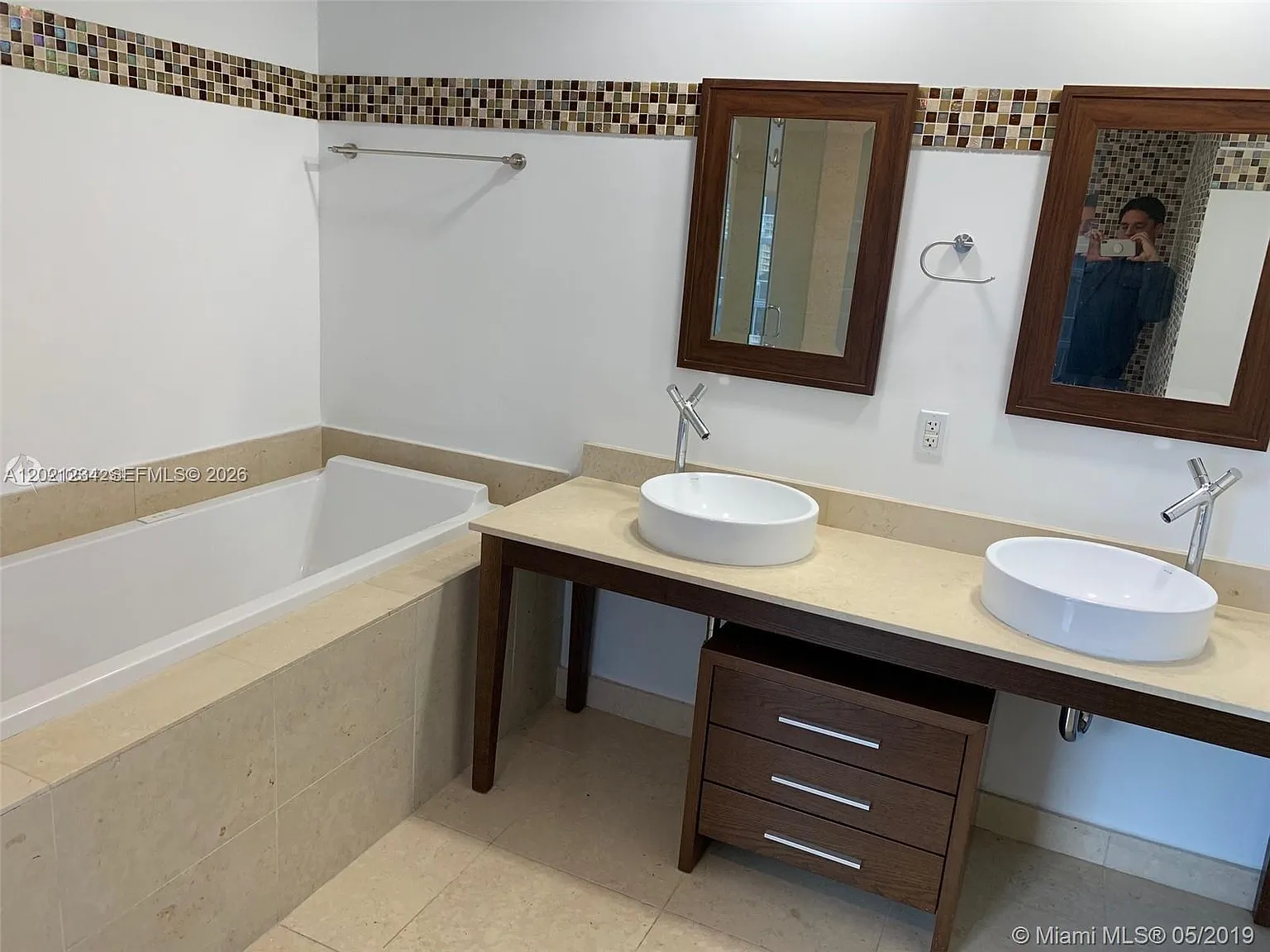 2 bed, 1012 sqft, $4,300 — Photo 3