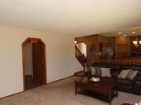 5th image of 16252 Urbank St NE