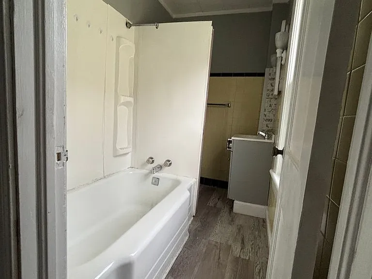 428 E Division St — Photo 11