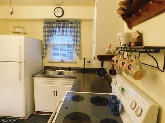 5th image of 152 Ardmore Ave S