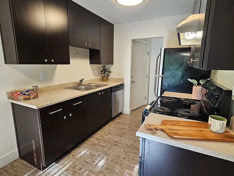 Beverly Grove Apartments — Photo 19