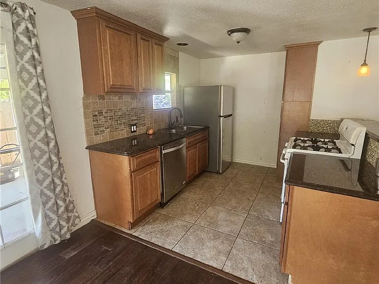 1223 Rose St — Photo 9